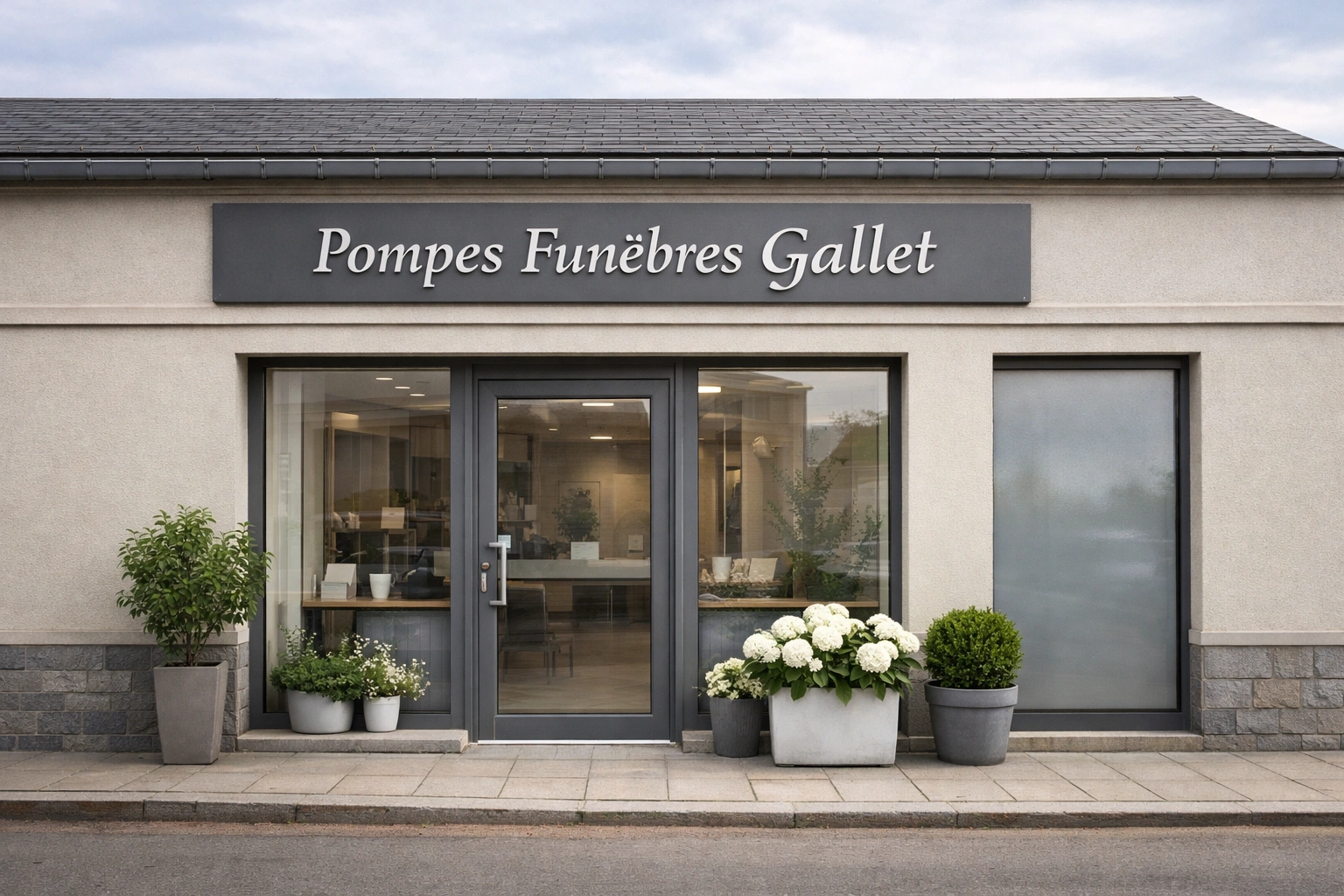 Façade des Pompes Funèbres Gallet avec entrée vitrée, pots de fleurs et enseigne sobre moderne claire.