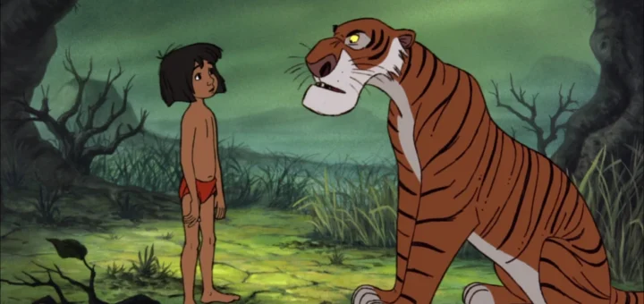 Mowgli en pagne rouge face au tigre Shere Khan dans une jungle sombre et mystérieuse animée dense 2D.